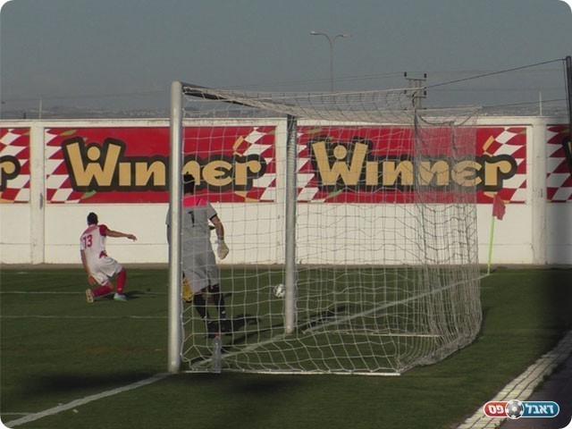 טעות של הבלם. מחג'נה מכשיל את דוס סנטוס (שקד מורג)